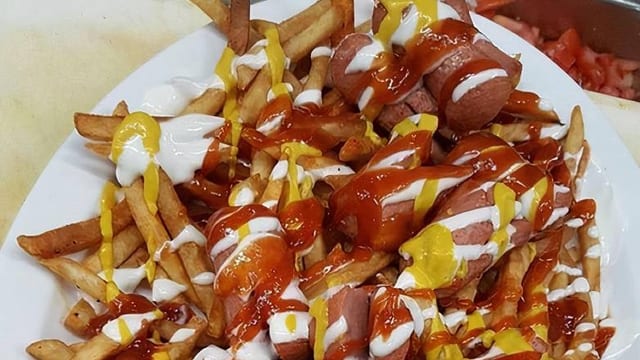 Salchipapa.